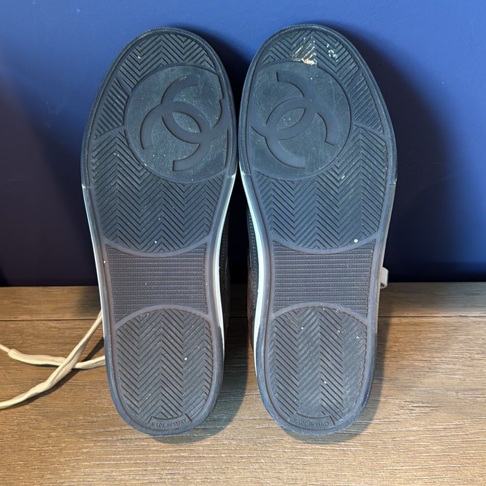 Chanel interlocking CC logo suede sneakers women’s size 38. - Picture 7 of 11